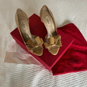 Valentino Bow Beige Nude Patent Peep Toe Heels Pumps 37 with box & dust bag